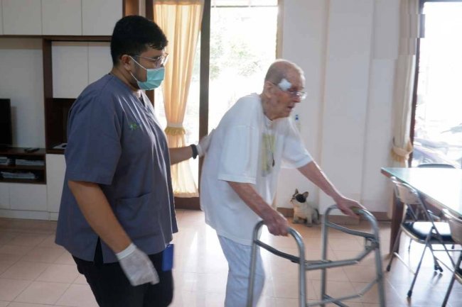 Meningkatkan Mobilitas Lansia dengan Terapi Manipulasi Tulang Belakang